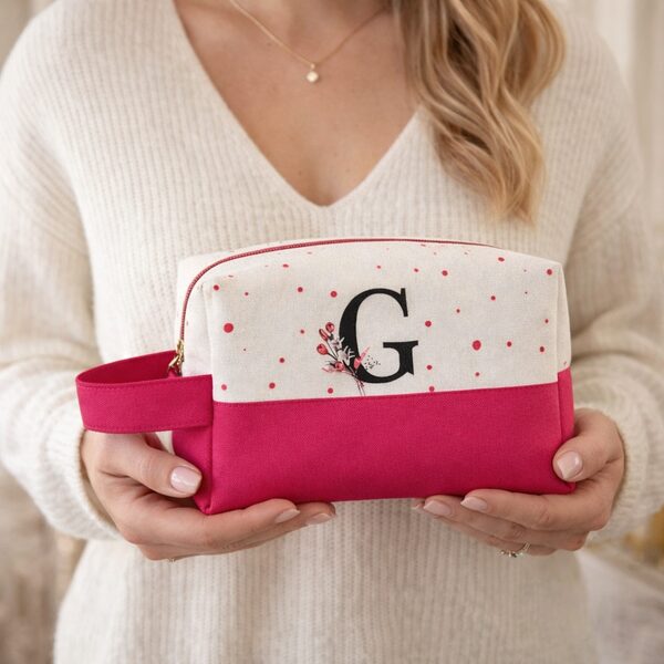 Necessaire com a inicial dela